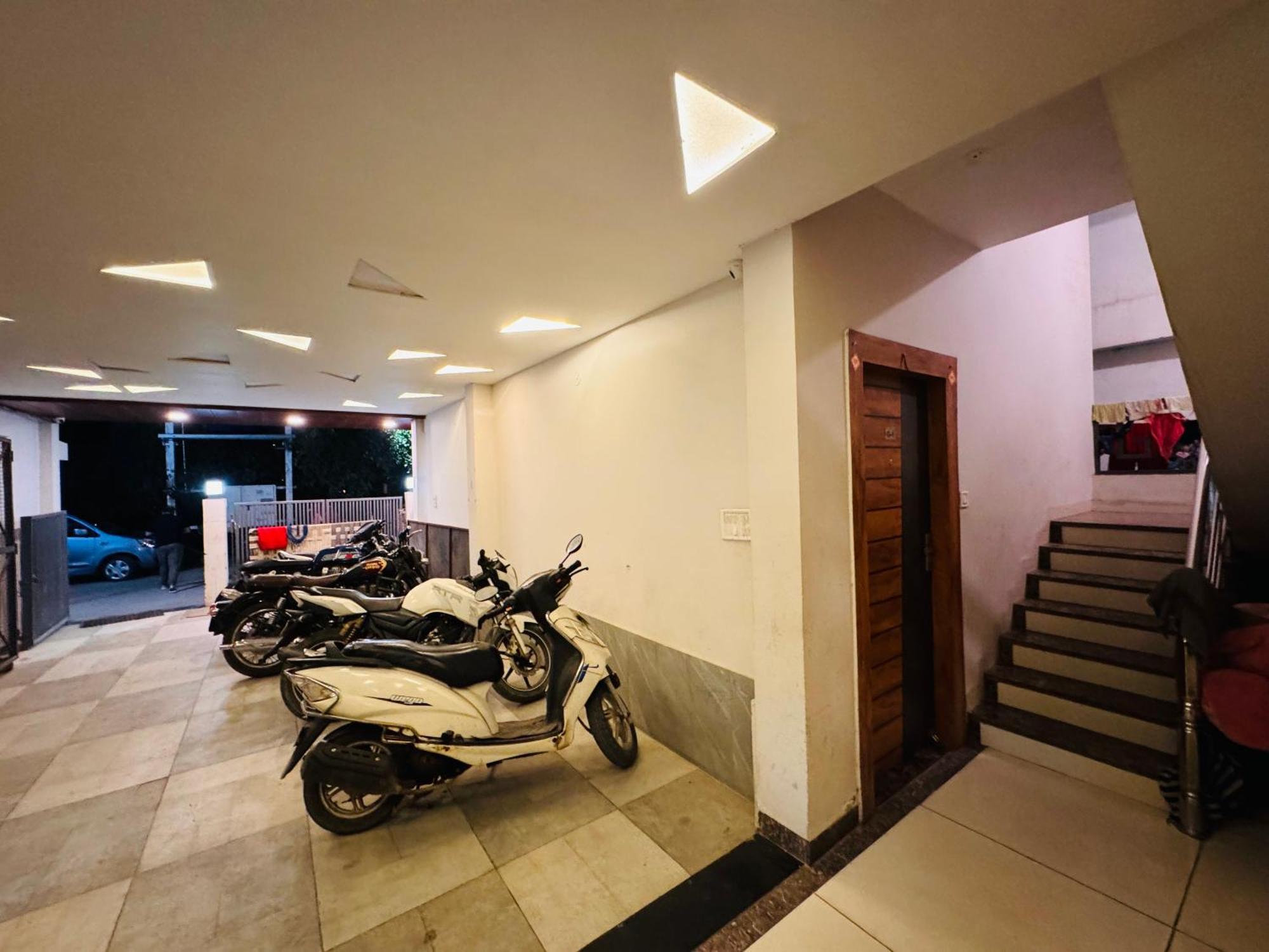 Home Escape 1Bhk Apartment Near Bombay Hospital Индор Екстериор снимка